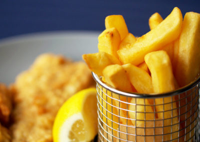 Crispy fish and chips with lemon slice